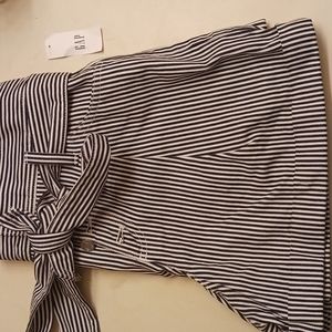 Women's size 6 gap 6in mid-rise blue and white shorts with front bow